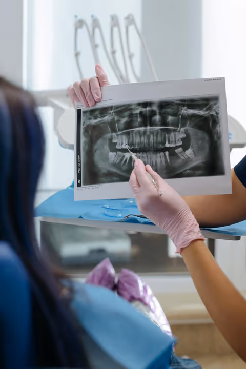 Dentista analisando raio-x